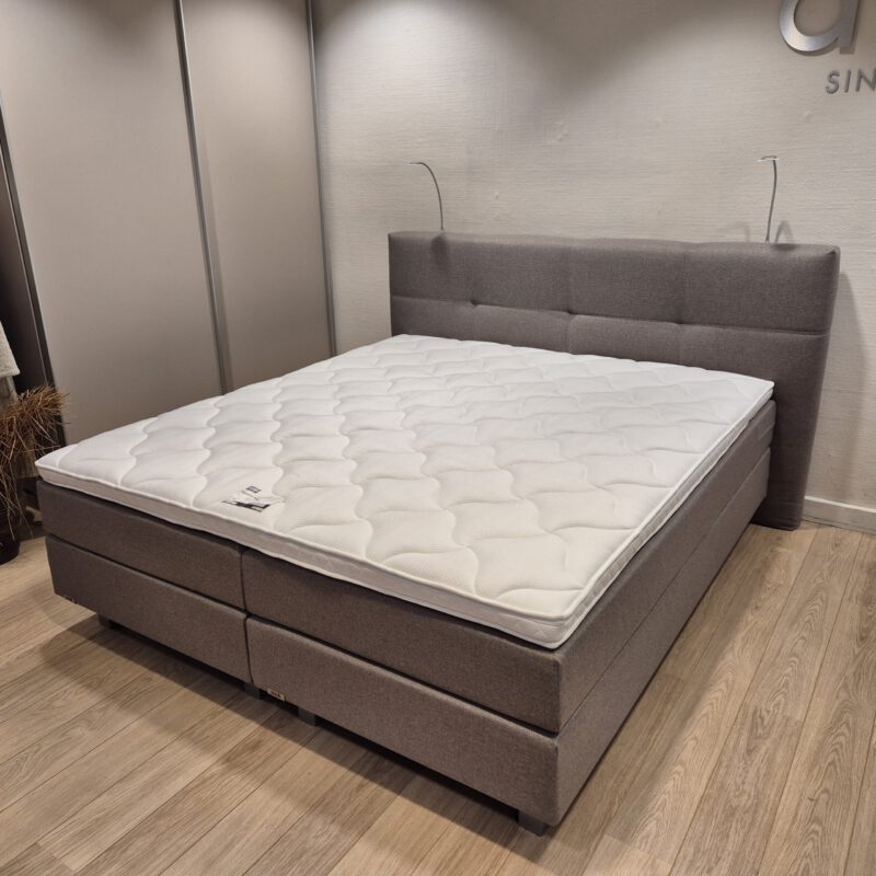 showroom avek ninety met verlichting